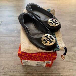 TORY BURCH - CLASSIC REVA BALLET FLATS - SIZE 7 1/2 - BLACK/SILVER